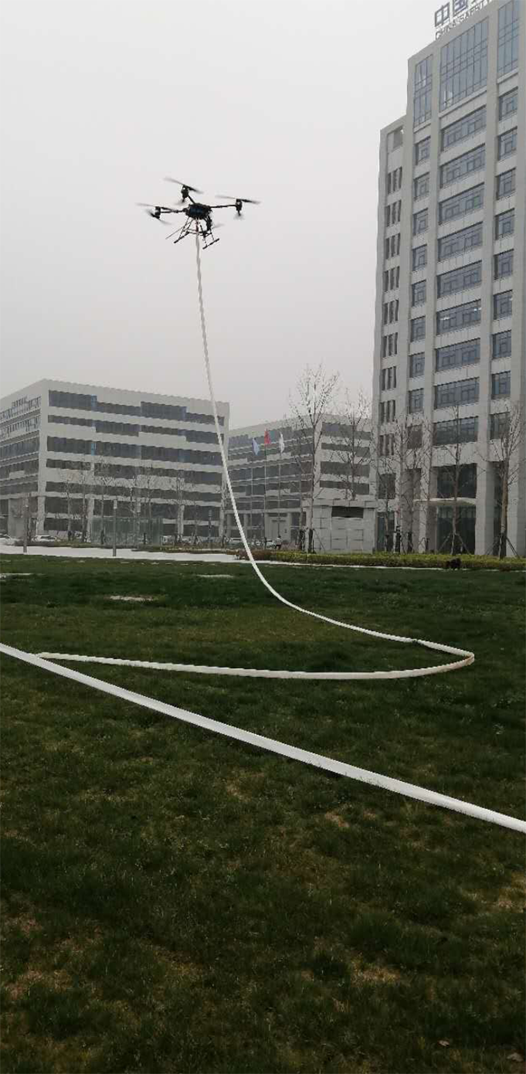 可以空中拖水帶100米的滅火無人機，助力高層建筑救援
