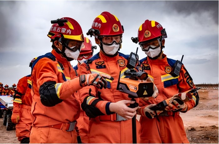 1757043504631110.jpg 內(nèi)蒙古消防開展“北疆藍光·2025”全區(qū)消防救援隊伍地震災(zāi)害救援實戰(zhàn)拉動演練.jpg