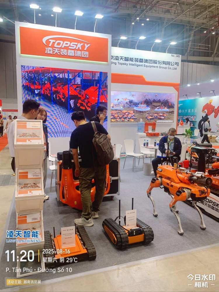 機(jī)器人 水上飛翼 機(jī)器狗展會.jpg